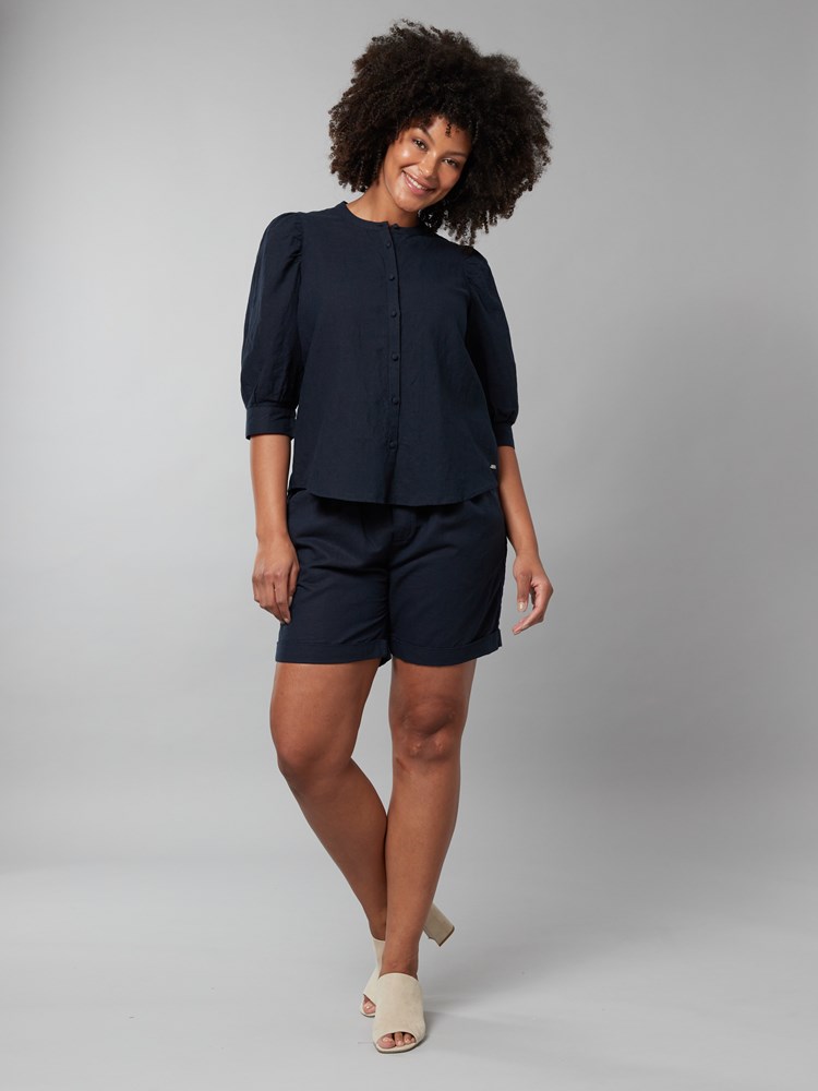 Lisa linbluse 7249977_EM6-JEANPAUL-H22-Modell-Front_8389_Lisa linbluse EM6_Lisa linbluse EM6 7249977.jpg_Front||Front