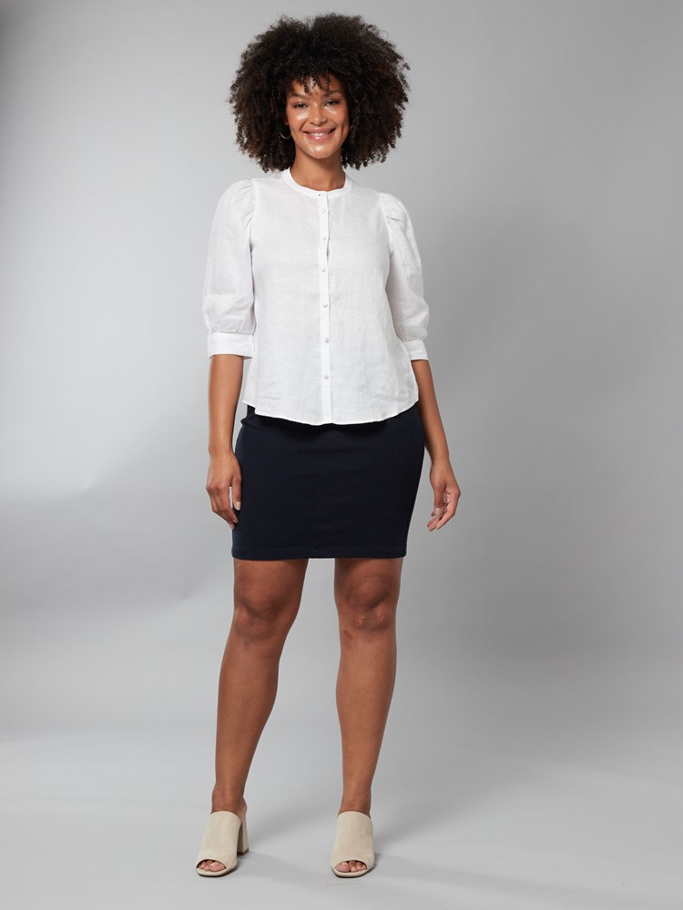 Lisa linbluse 7249977_O68_Jean Paul_Lisa Linbluse_H22_Modell (1)_Lisa linbluse O68_Lisa linbluse O68 7249977.jpg_