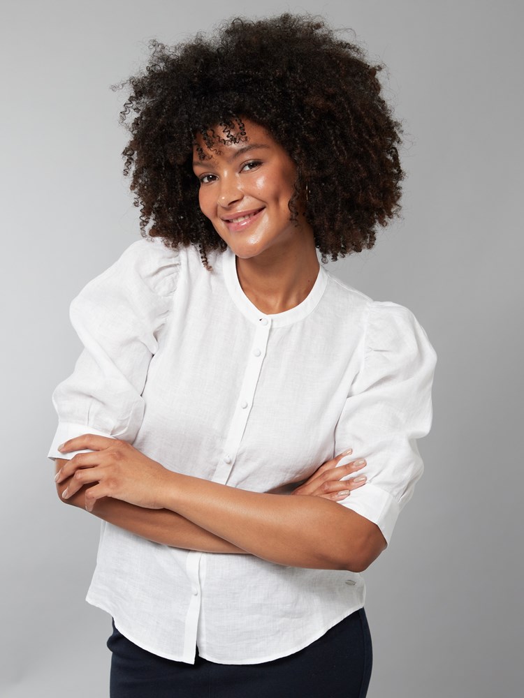 Lisa linbluse 7249977_O68_Jean Paul_Lisa Linbluse_H22_Modell (3)_Lisa linbluse O68_Lisa linbluse O68 7249977.jpg_