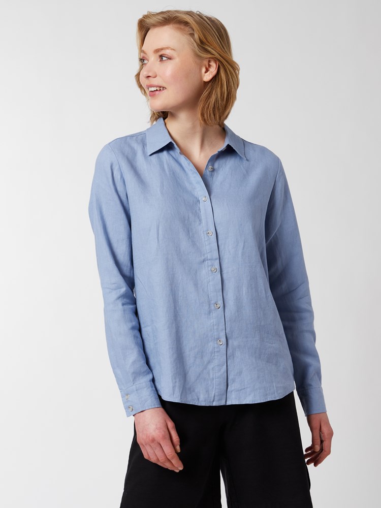Clarita linskjorte 7250419_ECL-BLU-H22-Modell-Front_chn=vic_9910_Clarita linskjorte ECL 7250419.jpg_Front||Front