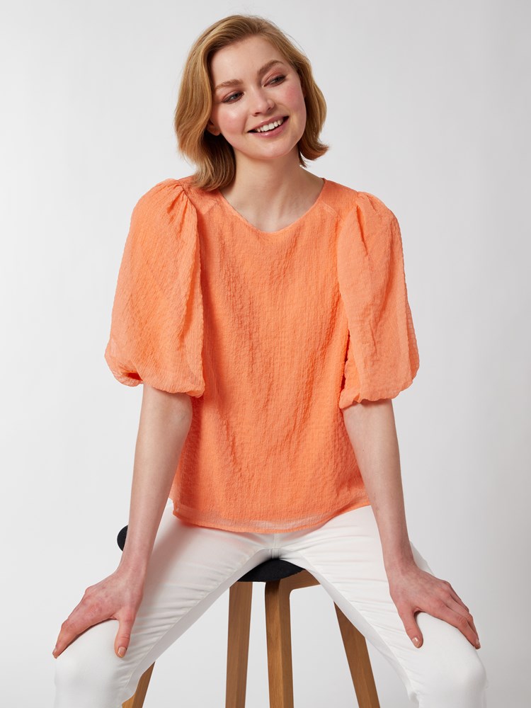 Delani bluse 7250444_MKN-DONNA-H22-Modell-Front_chn=vic_3036_Delani bluse MKN_Delani bluse MKN 7250444.jpg_Front||Front