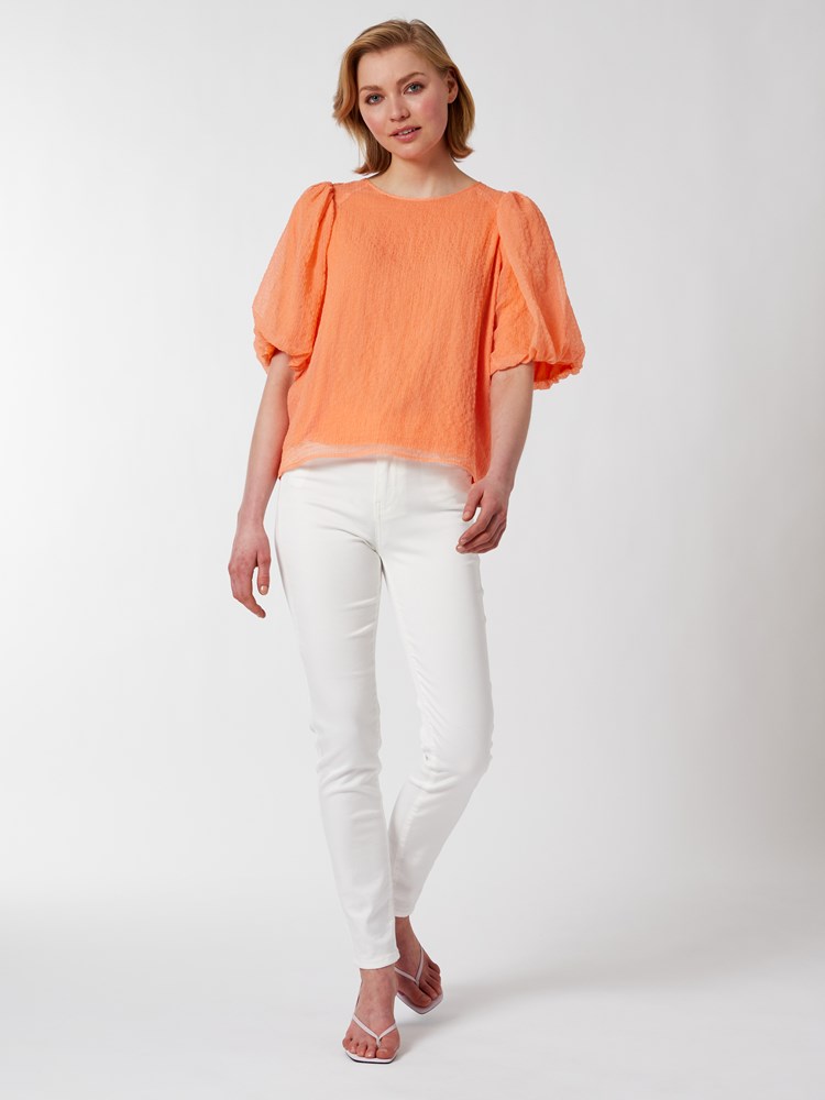 Delani bluse 7250444_MKN-DONNA-H22-Modell-Front_chn=vic_3684_Delani bluse MKN_Delani bluse MKN 7250444.jpg_Front||Front