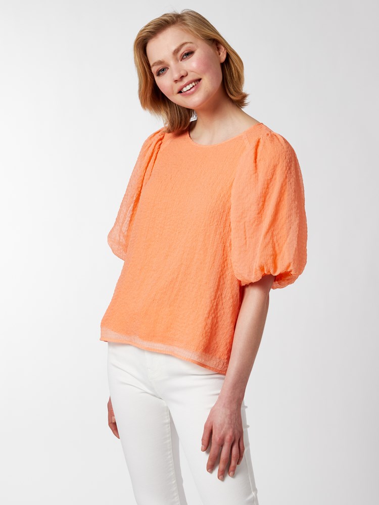 Delani bluse 7250444_MKN-DONNA-H22-Modell-Front_chn=vic_8001_Delani bluse MKN_Delani bluse MKN 7250444.jpg_Front||Front