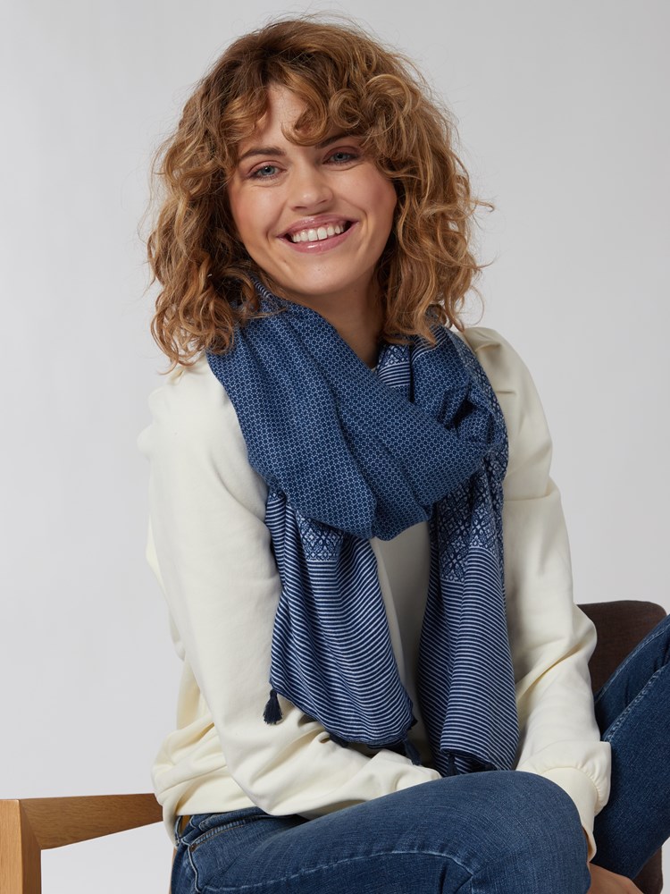 Mellow skjerf 7250484_EHG-MELL-S22-Modell-Front_chn=vic_1625_Mellow skjerf EHG 7250484.jpg_Front||Front