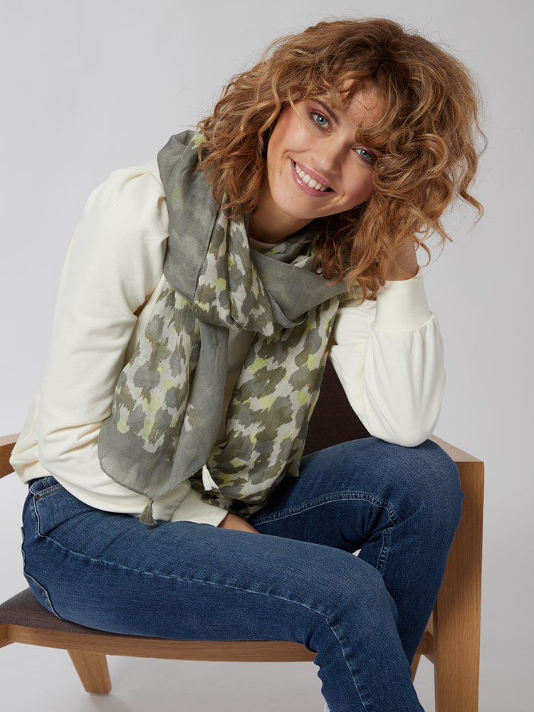 Mellow skjerf 7250484_I5Z-MELL-S22-Modell-Front_chn=vic_7753_Mellow skjerf I5Z 7250484.jpg_Front||Front