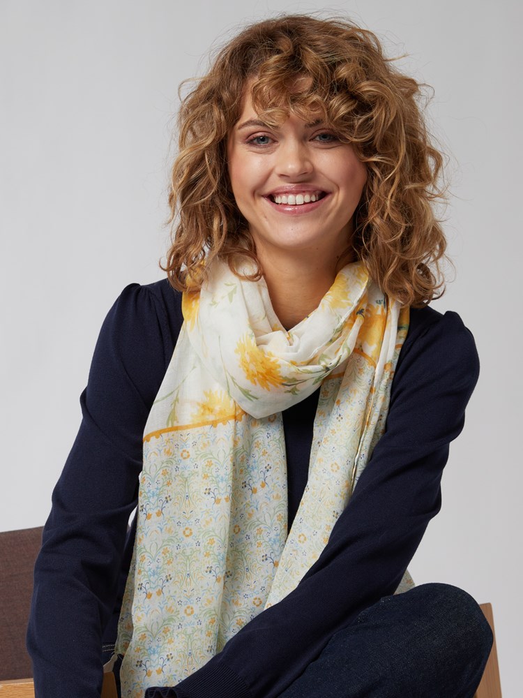 Mellow skjerf 7250484_Q0F-MELL-S22-Modell-Front_chn=vic_6120_Mellow skjerf Q0F 7250484.jpg_Front||Front