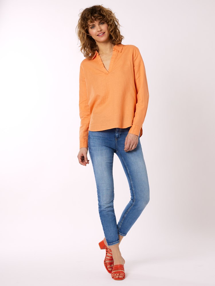 Lotte skjorte 7250523_MKV-MELL-H22-Modell-Front_chn=vic_2631_Lotte skjorte MKV 7250523.jpg_Front||Front