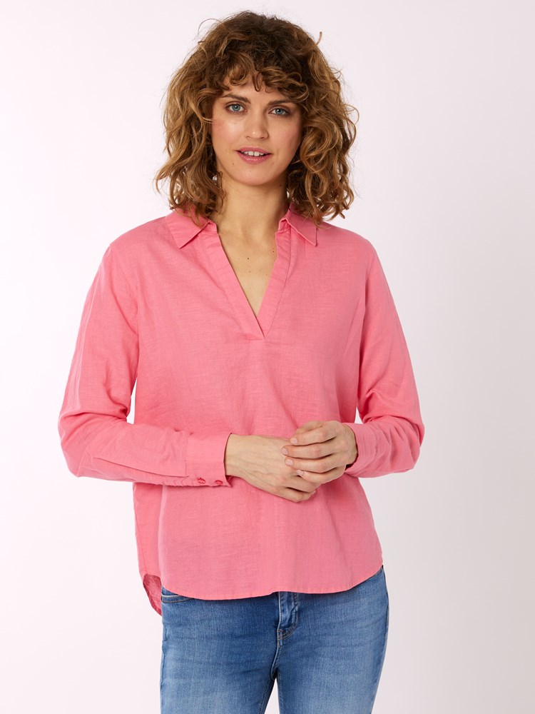 Lotte skjorte 7250523_MOB-MELL-H22-Modell-Front_chn=vic_371_Lotte skjorte MOB 7250523.jpg_Front||Front