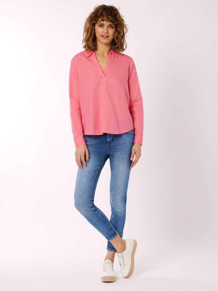 Lotte skjorte 7250523_MOB-MELL-H22-Modell-Front_chn=vic_9299_Lotte skjorte MOB 7250523.jpg_Front||Front