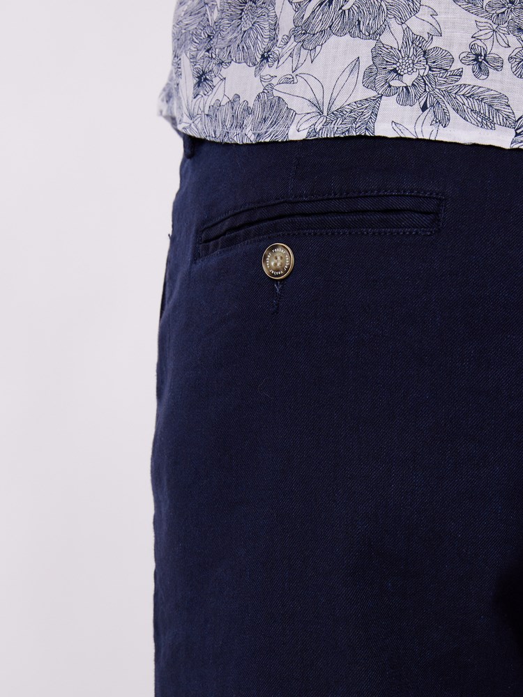 Carl linshorts 7250532_EM6-VESB-H22-Modell-Back_chn=vic_9020.jpg_Back||Back