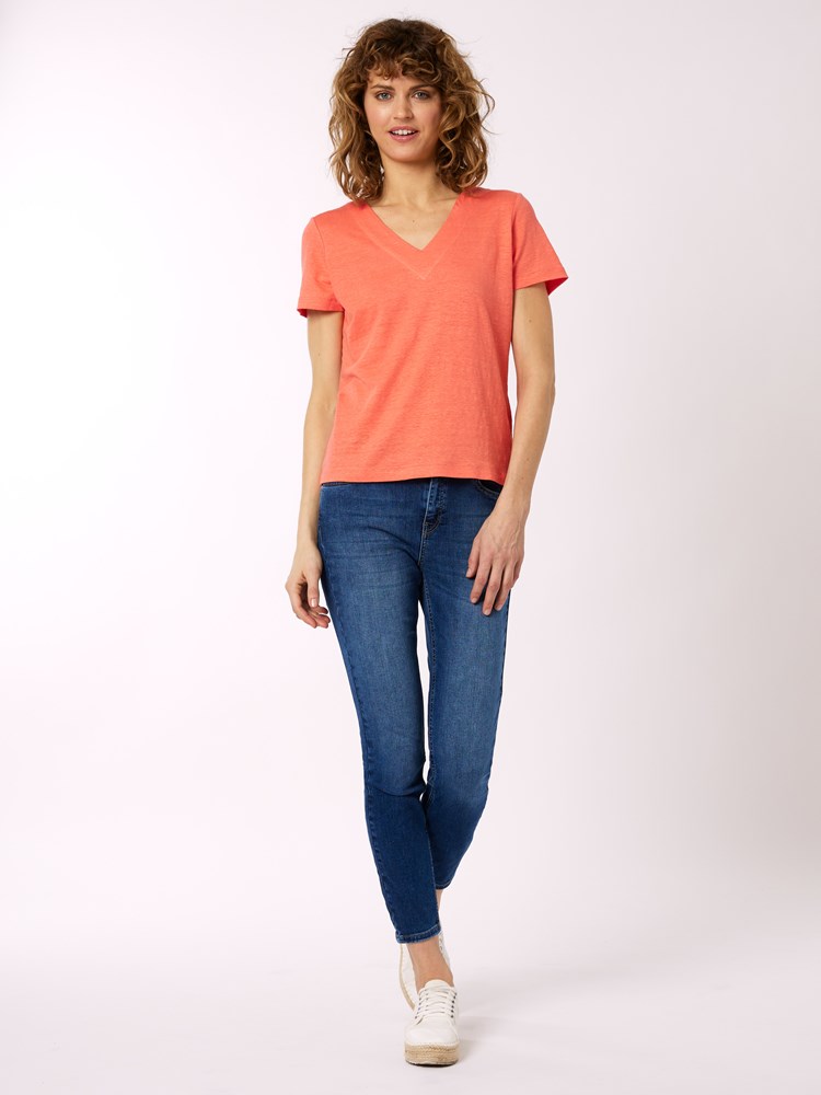 Linnea lin t-skjorte 7250543_MNU-MELL-H22-Modell-Front_chn=vic_6171_Linnea lin t-skjorte MNU 7250543.jpg_Front||Front
