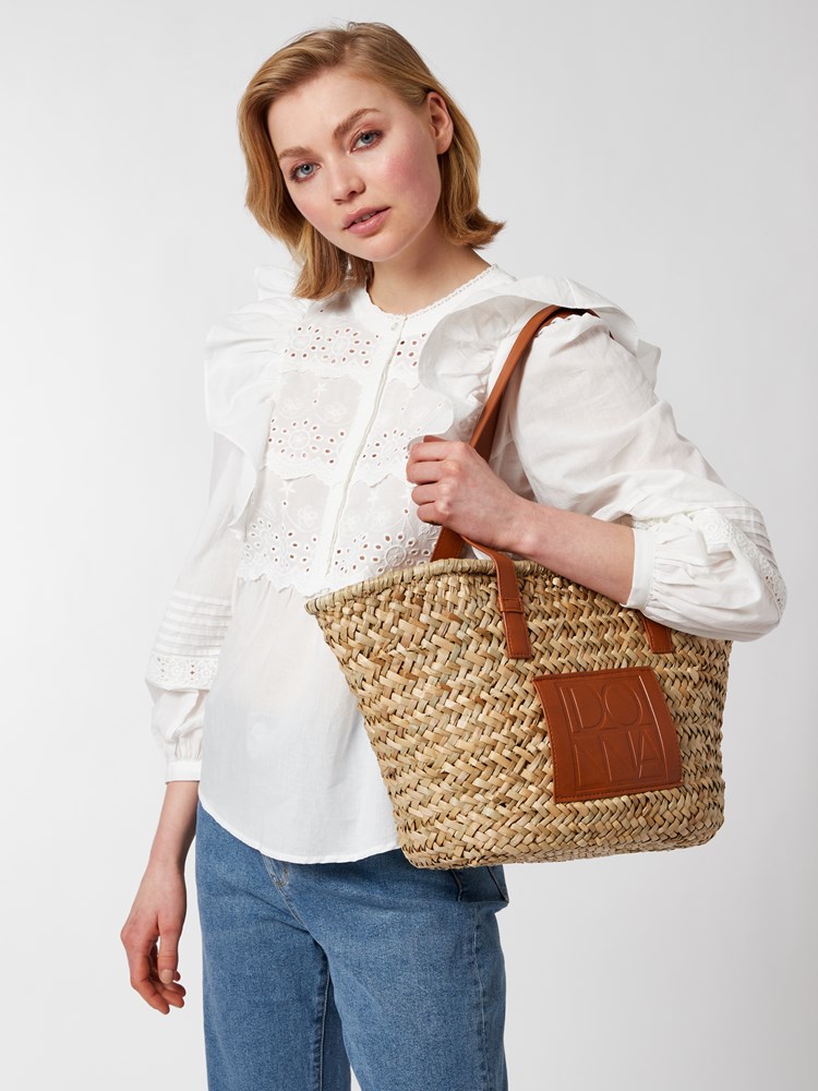 Denea stråveske 7250582_A8Q-DONNA-H22-Modell-Front_chn=vic_3770_Denea stråveske A8Q_Denea stråveske A8Q 7250582.jpg_Front||Front