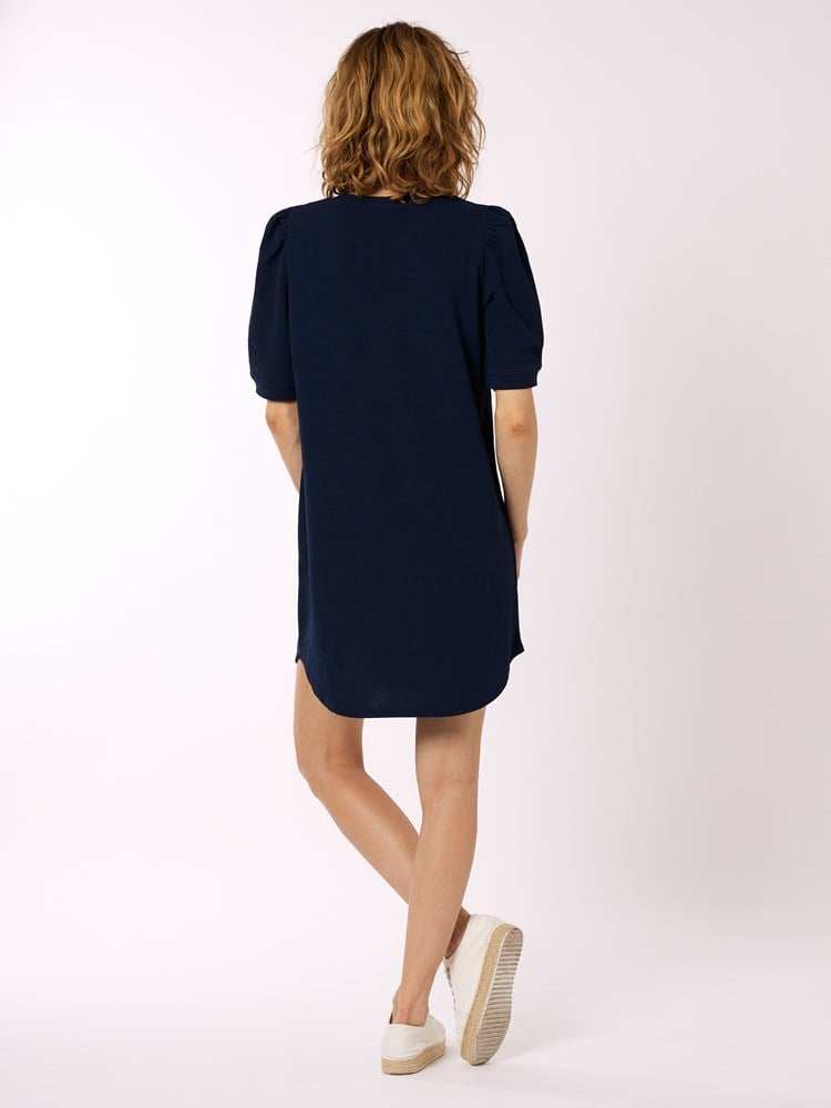 Emmy kjole 7250610_EM1-DONNA-S22-Modell-Front_chn=vic_264_Emmy kjole EM1_Emmy kjole EM1 7250610.jpg_Front||Front