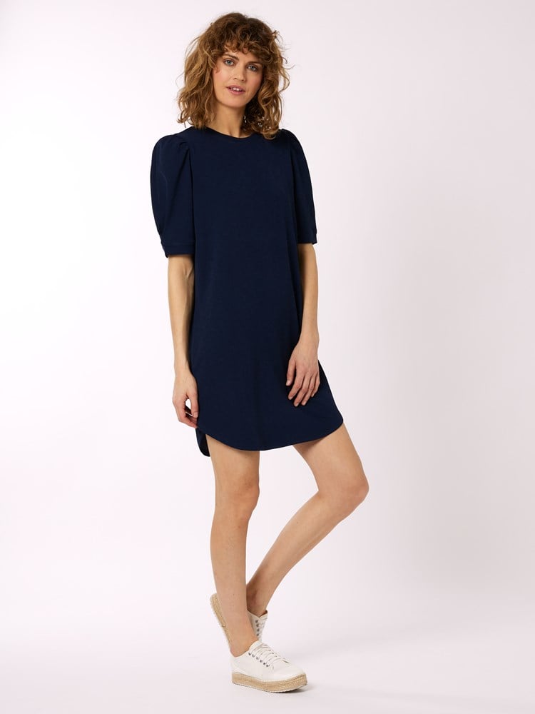 Emmy kjole 7250610_EM1-DONNA-S22-Modell-Front_chn=vic_395_Emmy kjole EM1_Emmy kjole EM1 7250610.jpg_Front||Front