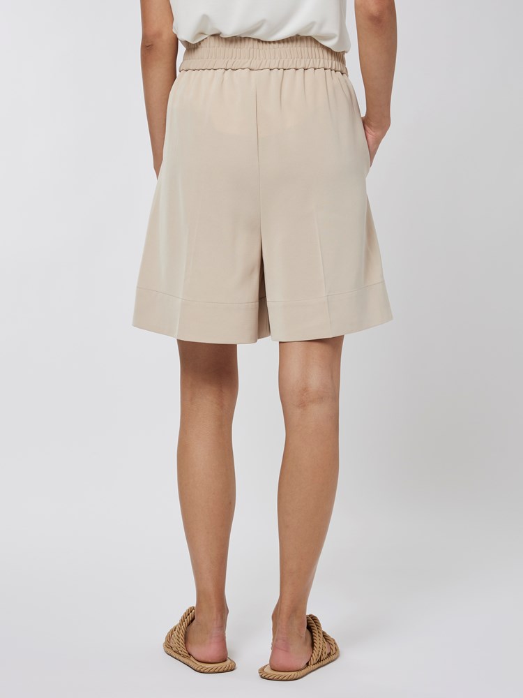 Jadia shorts 7250640_AMG-IN WEAR-H22-Modell-Back_chn=vic_2888_Jadia shorts AMG.jpg_Back||Back