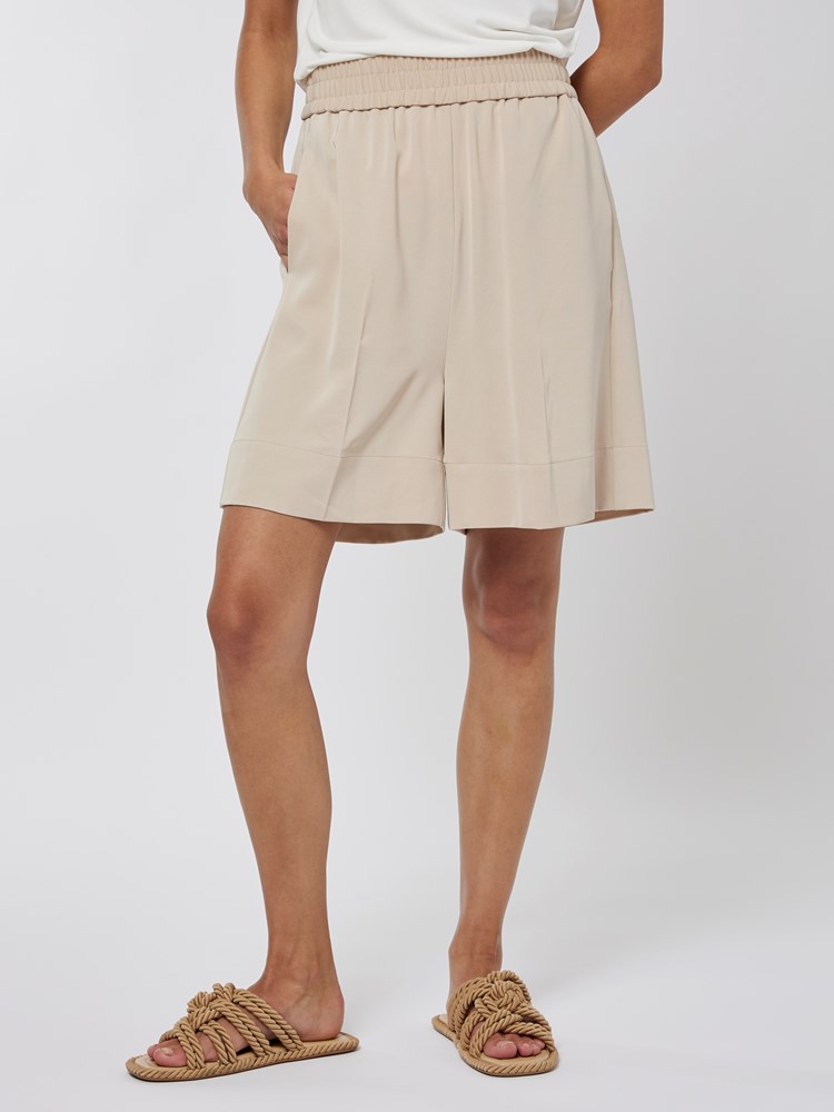Jadia shorts 7250640_AMG-IN WEAR-H22-Modell-Front_chn=vic_473_Jadia shorts AMG.jpg_Front||Front
