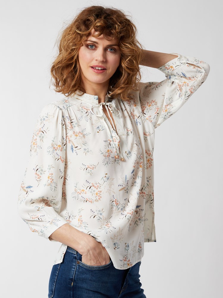 Amy bluse 7250700_O79-RICCO VERO-H22-Modell-Front_chn=vic_9381_Amy bluse O79 7250700.jpg_Front||Front
