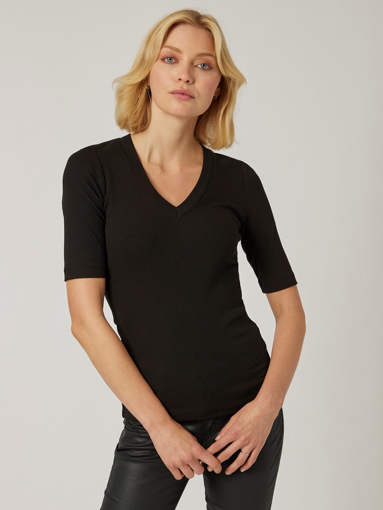 Dagna v t-skjorte 7250799_CAB-IN WEAR-A22-Modell-Front_chn=vic_5645.jpg_Front||Front