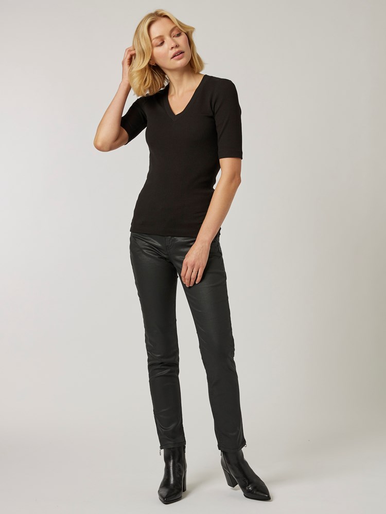 Dagna v t-skjorte 7250799_CAB-IN WEAR-A22-Modell-Front_chn=vic_9165.jpg_Front||Front