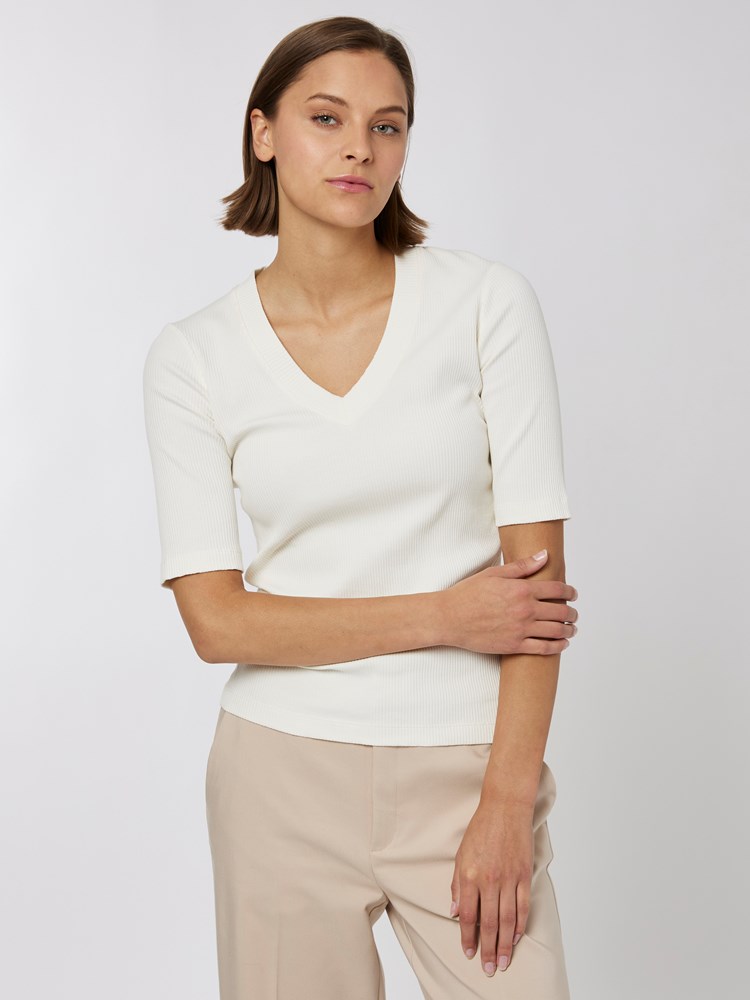 Dagna v t-skjorte 7250799_O79-IN WEAR-A22-Modell-Front_chn=vic_3216.jpg_Front||Front