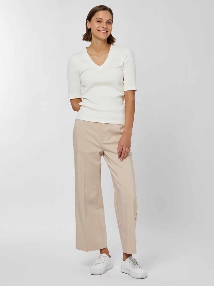 Dagna v t-skjorte 7250799_O79-IN WEAR-A22-Modell-Front_chn=vic_5945.jpg_Front||Front