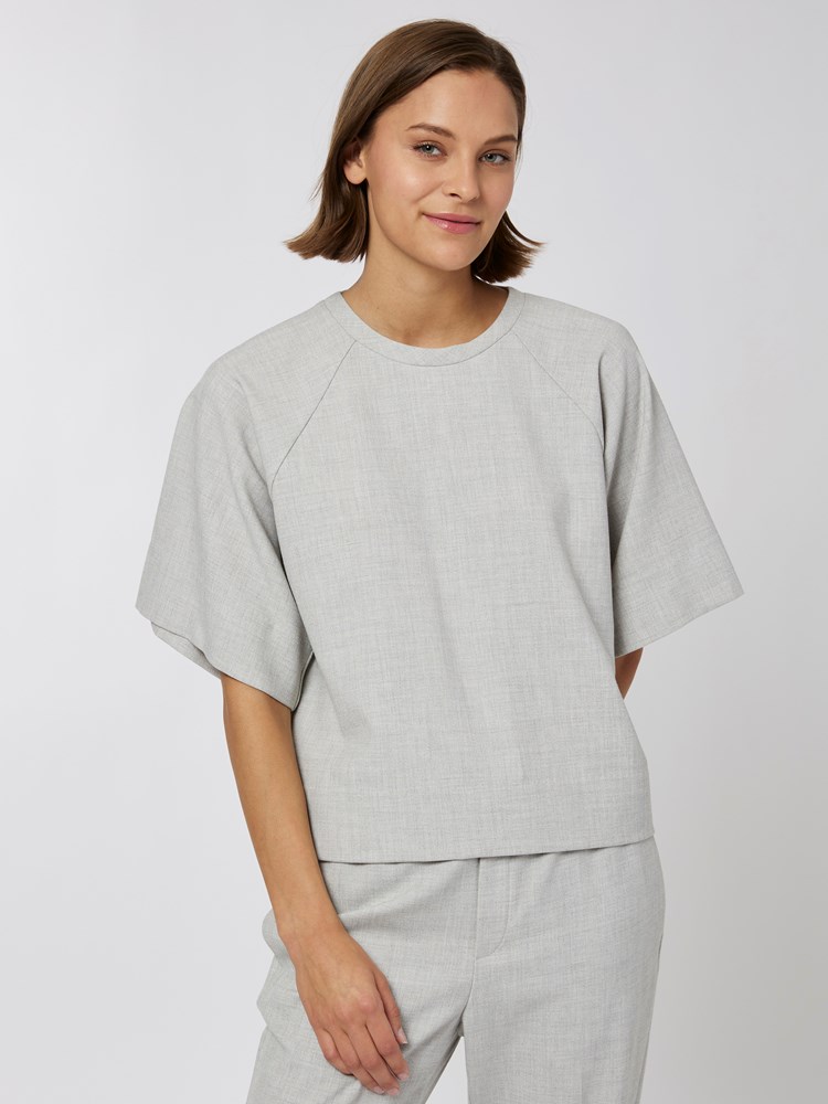 Wadina topp 7251044_IEI-IN WEAR-A22-Modell-Front_chn=vic_6076_Wadina topp IEI 7251044.jpg_Front||Front
