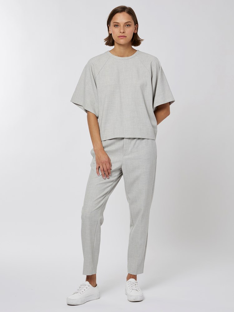 Wadina topp 7251044_IEI-IN WEAR-A22-Modell-Front_chn=vic_9093_Wadina topp IEI 7251044.jpg_Front||Front