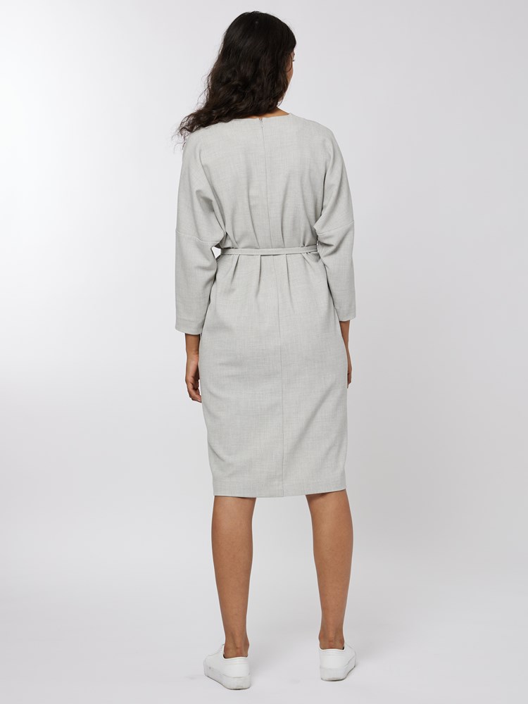 Wadina kjole 7251046_IEI-IN WEAR-A22-Modell-Back_chn=vic_4721_Wadina kjole IEI 7251046.jpg_Back||Back