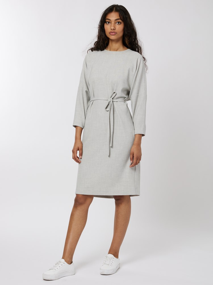 Wadina kjole 7251046_IEI-IN WEAR-A22-Modell-Front_chn=vic_6912_Wadina kjole IEI 7251046.jpg_Front||Front