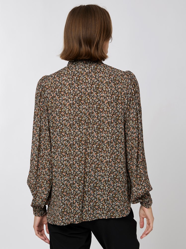 Milli blomstret bluse 7251068_MNA-RICCO VERO-A22-Modell-Back_chn=vic_3220_Milli blomstret bluse MNA 7251068.jpg_Back||Back