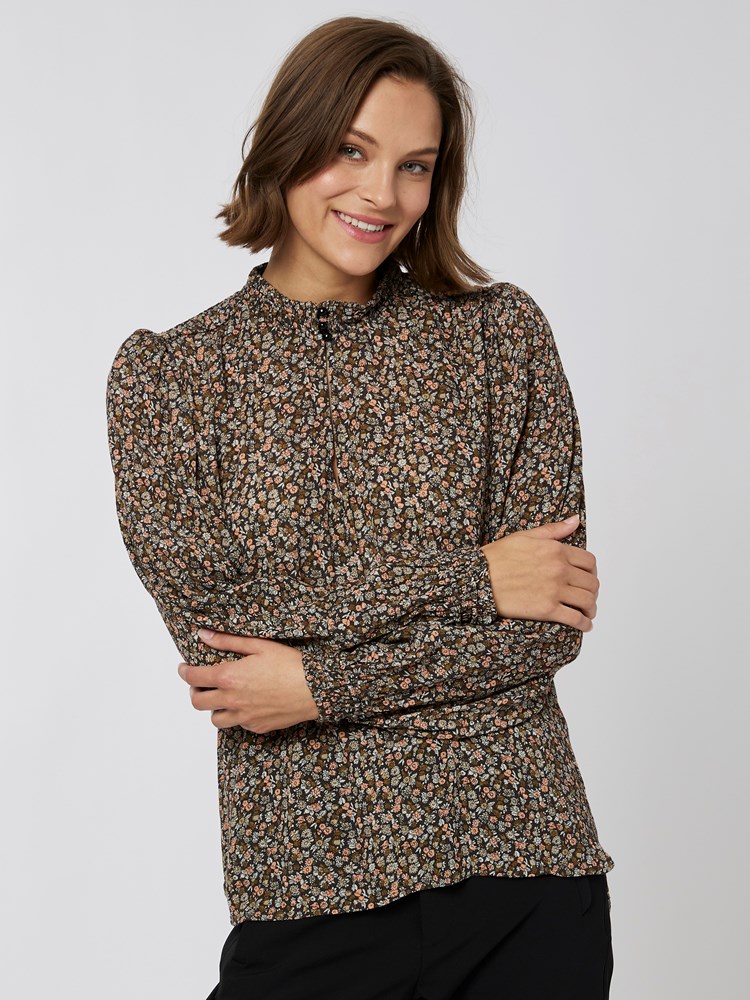 Milli blomstret bluse 7251068_MNA-RICCO VERO-A22-Modell-Front_chn=vic_6894_Milli blomstret bluse MNA 7251068.jpg_Front||Front
