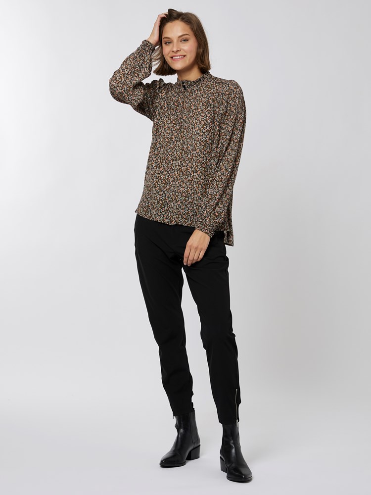 Milli blomstret bluse 7251068_MNA-RICCO VERO-A22-Modell-Front_chn=vic_9362_Milli blomstret bluse MNA 7251068.jpg_Front||Front