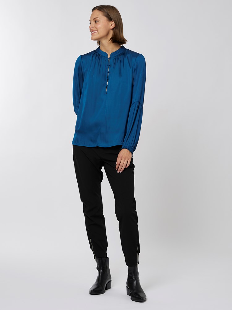 Sangria bluse 7251069_EHS-RICCO VERO-A22-Modell-Front_chn=vic_4270_Sangria bluse EHS 7251069.jpg_Front||Front