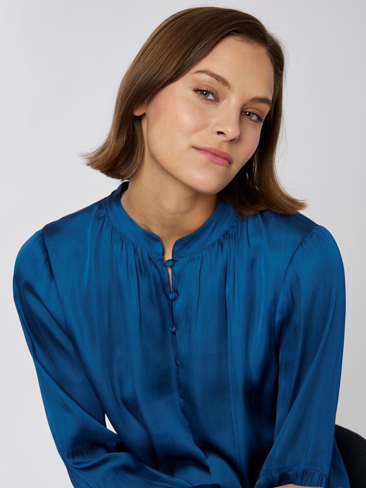 Sangria bluse 7251069_EHS-RICCO VERO-A22-Modell-Front_chn=vic_6845_Sangria bluse EHS 7251069.jpg_Front||Front