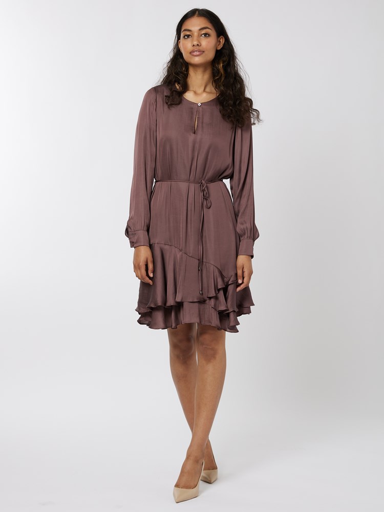 Wilma kjole 7251071_MNA-RICCO VERO-A22-Modell-Front_chn=vic_3416_Wilma kjole MNA 7251071.jpg_Front||Front