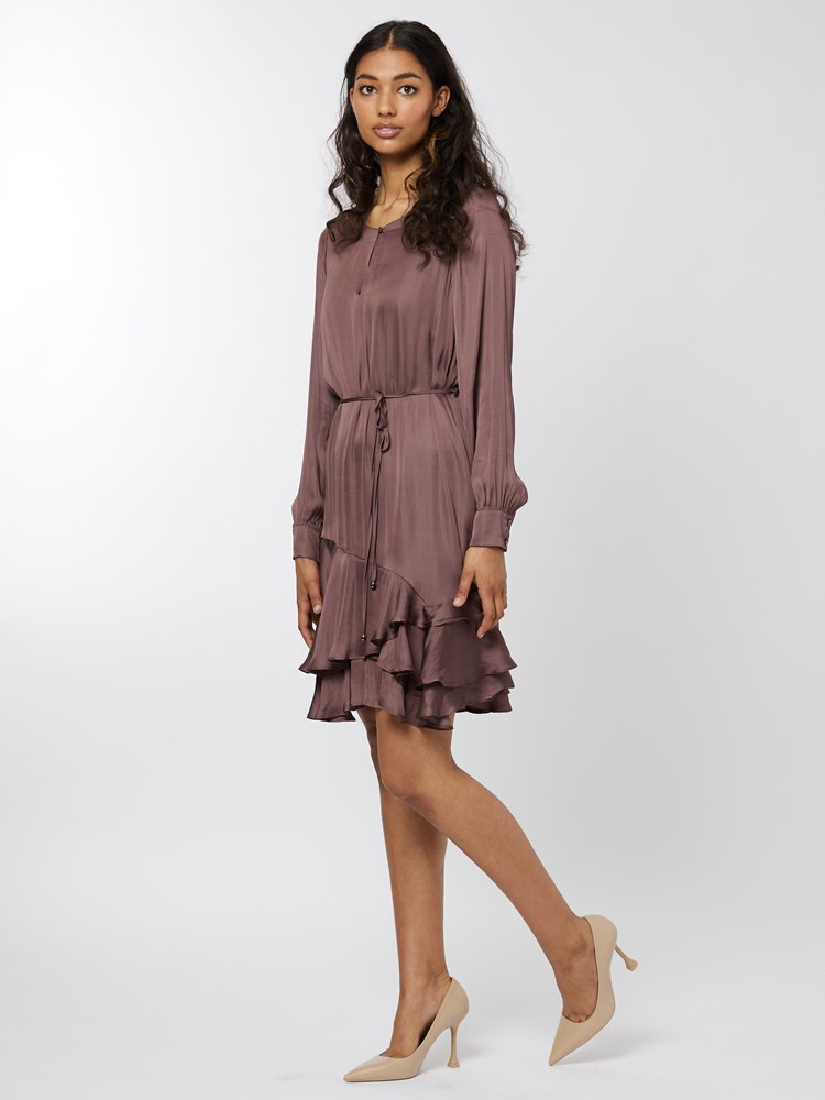 Wilma kjole 7251071_MNA-RICCO VERO-A22-Modell-Front_chn=vic_7397_Wilma kjole MNA 7251071.jpg_Front||Front
