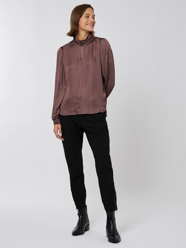 Mili bluse 7251073_GOS-RICCO VERO-A22-Modell-Front_chn=vic_7983_Mili bluse GOS 7251073.jpg_Front||Front