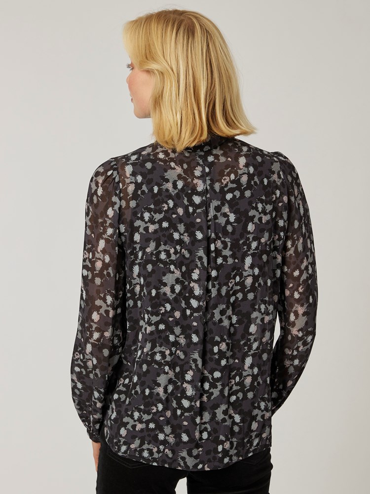 Fahima skjorte 7251183_CAB-IN WEAR-W22-Modell-Back_chn=vic_3729_Fahima skjorte CAB 7251183.jpg_Back||Back