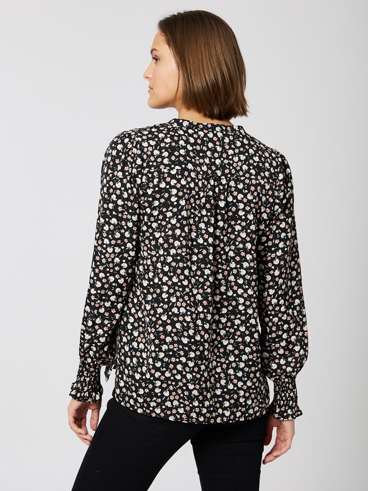 Cream topp 7251472_CAB-RICCO VERO-S23-Modell-Back_chn=vic_5315_Cream topp CAB 7251472.jpg_Back||Back