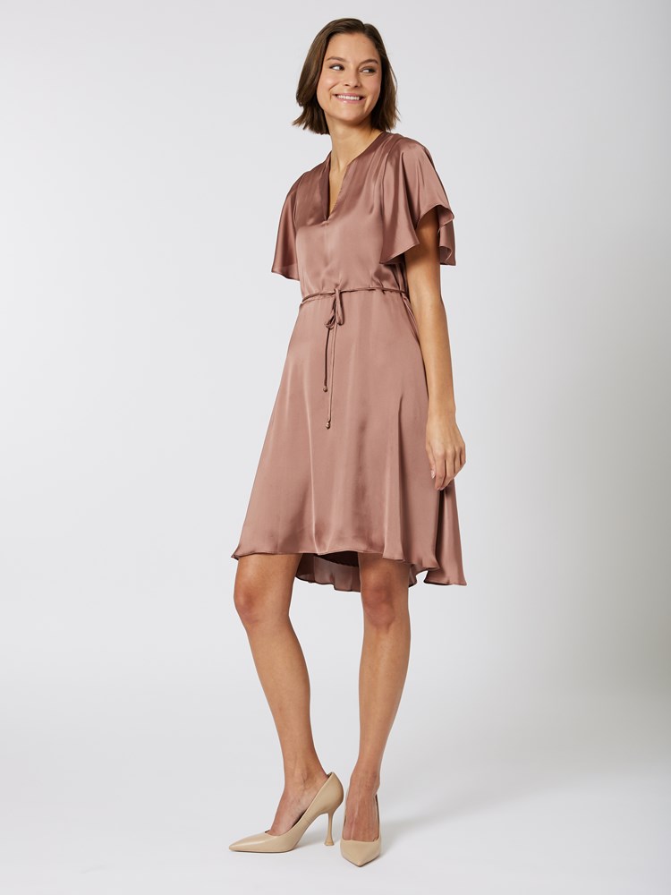 Sunny kjole 7251477_MNA-RICCO VERO-S23-Modell-Front_chn=vic_4119_Sunny kjole MNA 7251477.jpg_Front||Front