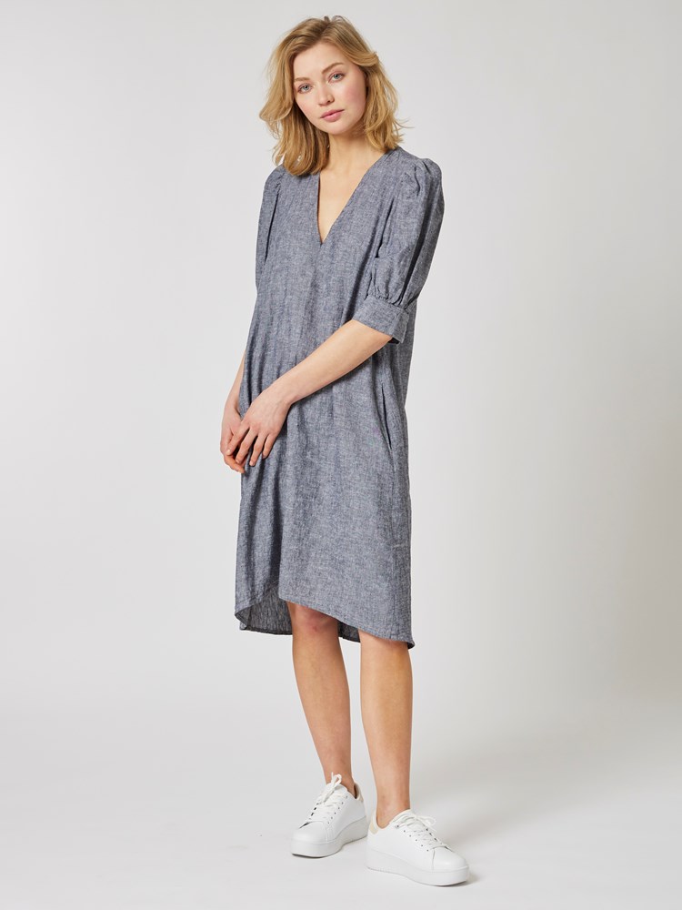 Kiko yanca kjole 7251572_EM1-IN WEAR-H23-Modell-Front_chn=vic_4216_Kiko yanca kjole EM1 7251572.jpg_Front||Front