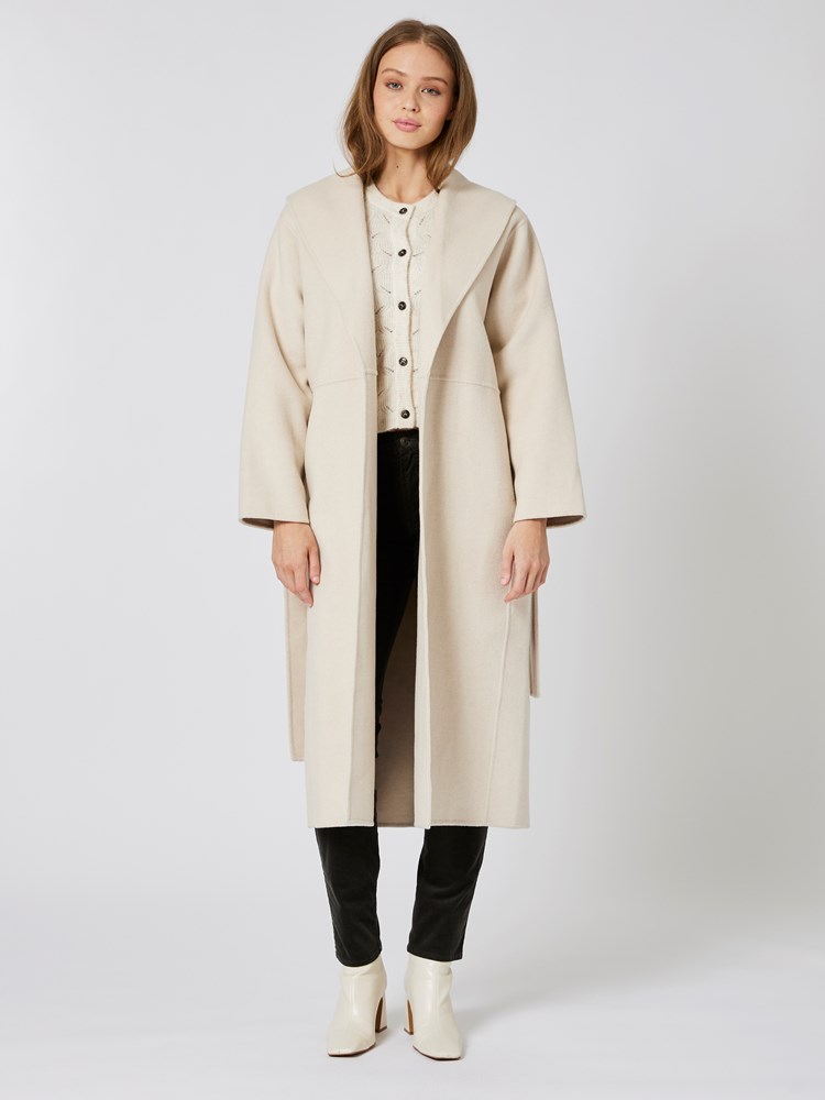 Milla kåpe med sjalskrage 7251730_A9N-IN WEAR-A23-Modell-Front_chn=vic_1001_Milla kåpe med sjalskrage A9N_Milla kåpe med sjalskrage A9N 7251730.jpg_Front||Front