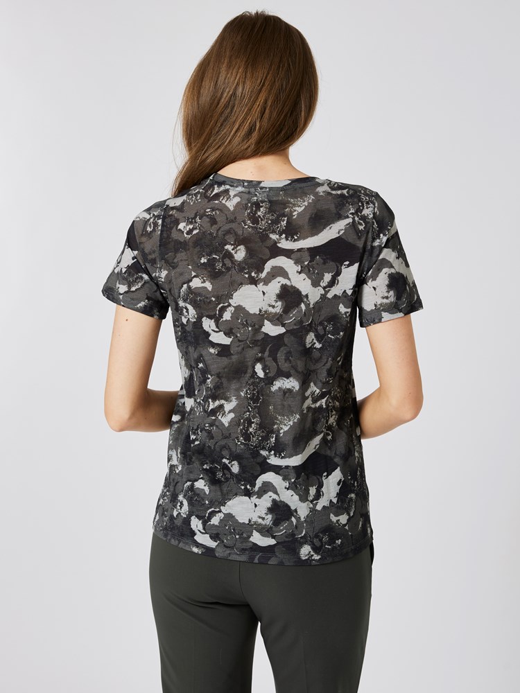 Alma print t-skjorte 7251895_GOS-IN WEAR-A23-Modell-Back_chn=vic_5121_Alma print t-skjorte GOS_Alma print t-skjorte GOS 7251895.jpg_Back||Back