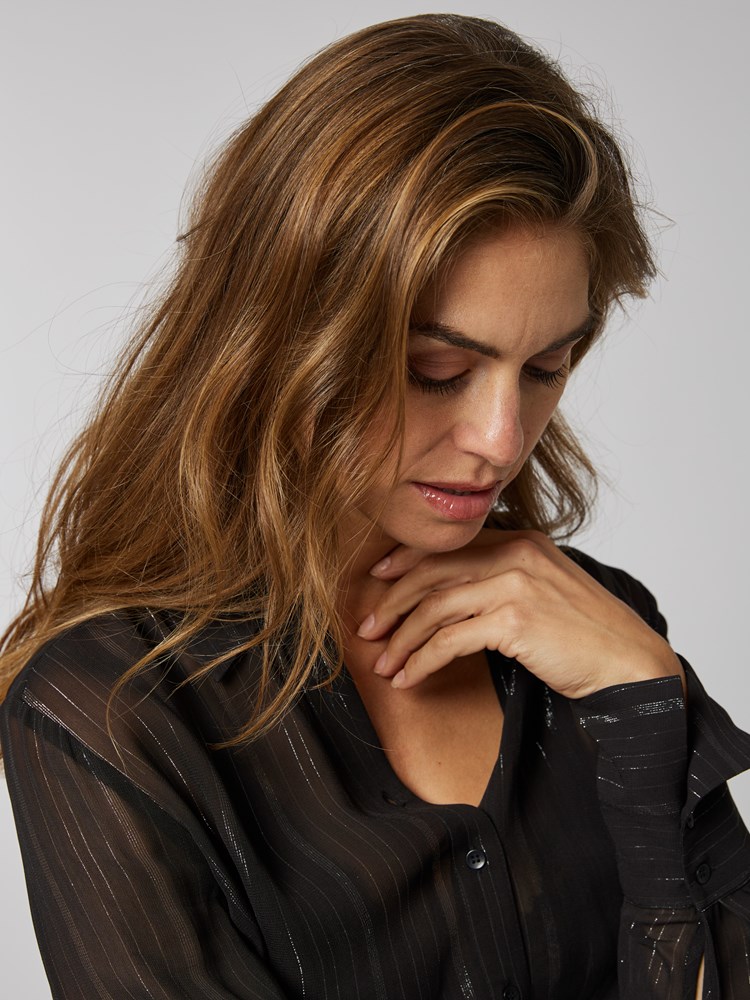 Leatrix Iw Shirt 7252022_CAB-IN WEAR-W23-details_chn=vic_9115_Leatrix Iw Shirt CAB_Leatrix Iw Shirt CAB 7252022.jpg_