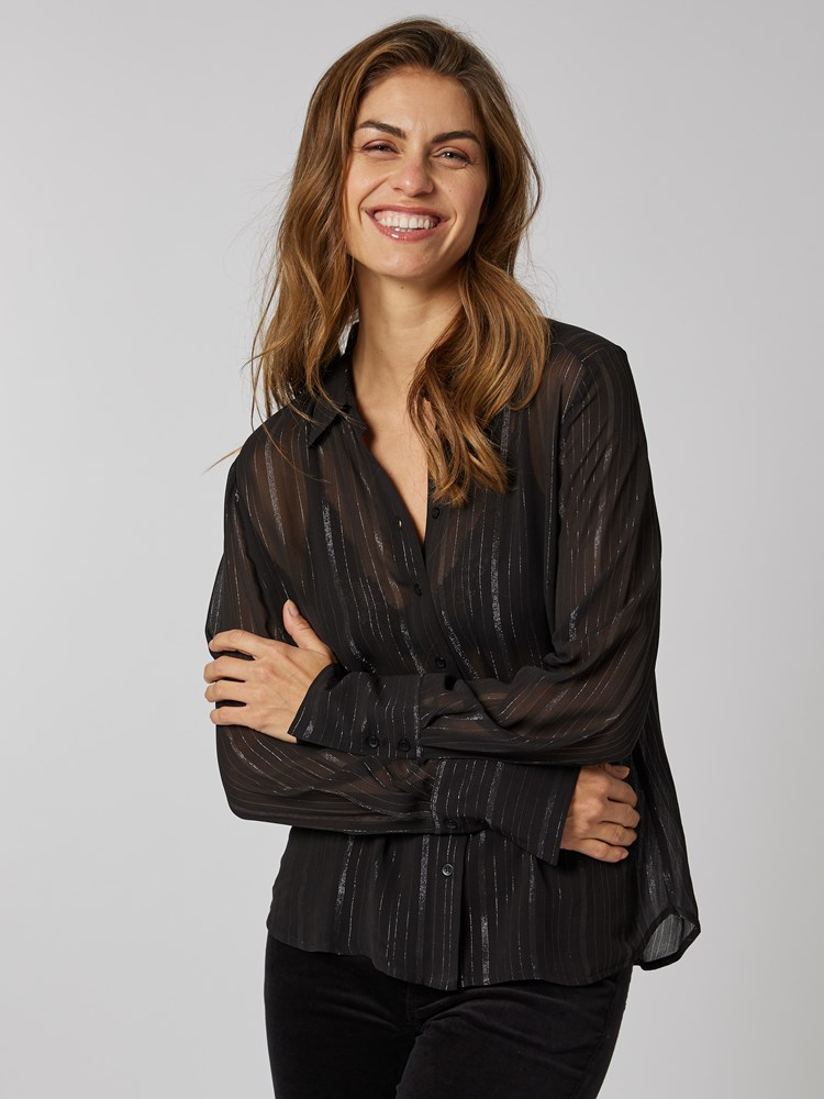 Leatrix Iw Shirt 7252022_CAB-IN WEAR-W23-Modell-Front_chn=vic_3237_Leatrix Iw Shirt CAB_Leatrix Iw Shirt CAB 7252022.jpg_Front||Front
