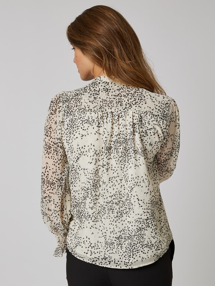 Yule bluse 7252040_I3O-RICCO VERO-W23-Modell-Back_chn=vic_2979_Yule bluse I3O_Yule bluse I3O 7252040.jpg_Back||Back