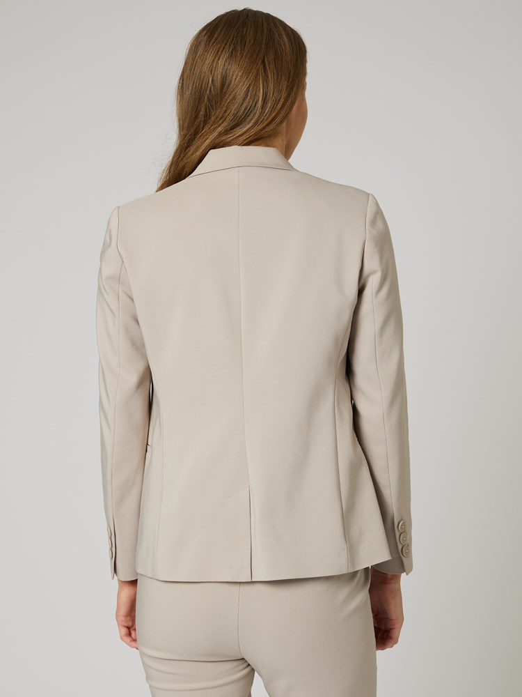 Zella classic kort blazer 7252121_I3O-IN WEAR-S24-Modell-Back_chn=vic_719_Zella classic kort blazer I3O_Zella classic kort blazer I3O 7252121.jpg_Back||Back