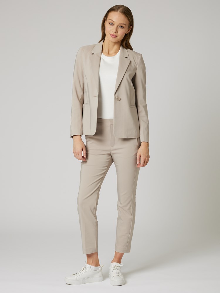 Zella classic kort blazer 7252121_I3O-IN WEAR-S24-Modell-Front_chn=vic_1501_Zella classic kort blazer I3O_Zella classic kort blazer I3O 7252121.jpg_Front||Front