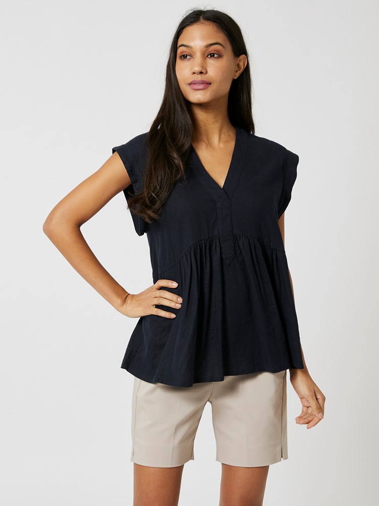 Ellie V-topp 7252567_EM6-IN WEAR-H24-Modell-Front_chn=vic_5059_Ellie V-topp EM6_Ellie V-topp EM6 7252567.jpg_Front||Front