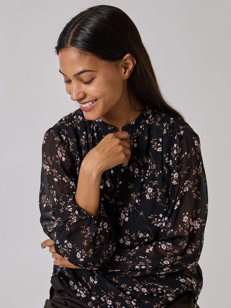 Raye bluse 7252787_CAB-RICCO VERO-A24-details_chn=vic_3751_Raye bluse CAB_Raye bluse CAB 7252787.jpg_